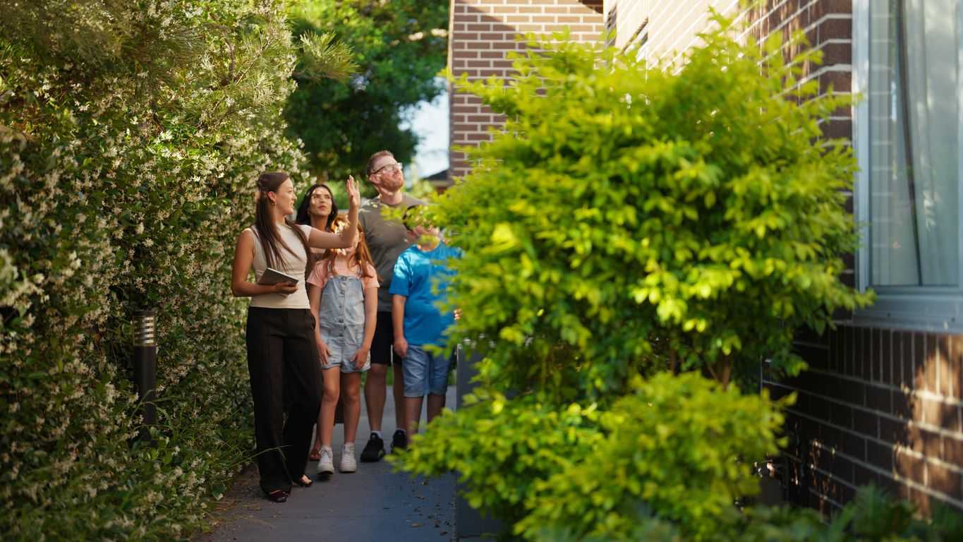 real-estate-agent-green-garden-family.jpg
